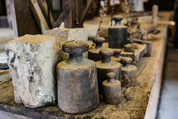 alte Gewichte und Waage