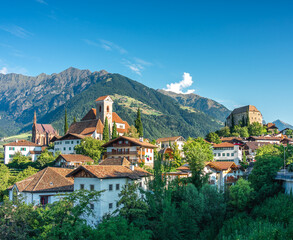 Fototapeta na wymiar Schenna in Südtirol bei Meran mit Häusern und Bergen bei schönem Wetter.