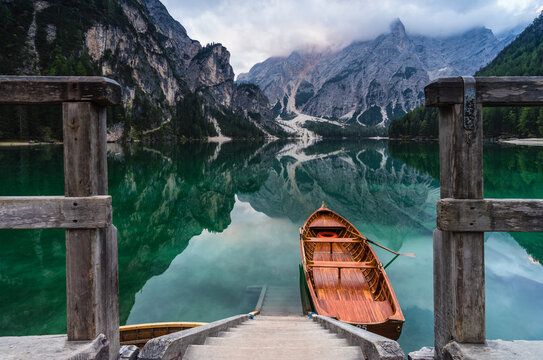 Holz Boot mit Holztreppe am Pragser Wildsee in den Dolomiten.