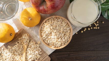 テーブルの上のオートミールと豆乳