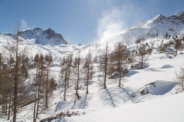 Sommets de montagnes couvertes de neige soufflée par le vent. Vallée da la Clarée dans les...