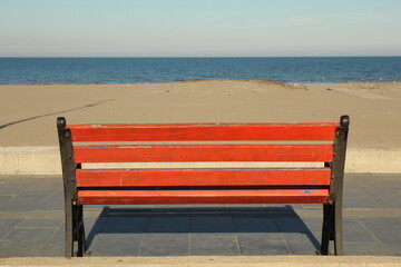 Fototapeta na wymiar An alone bench in front of the sea view
