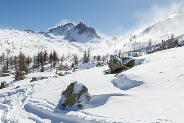Sommets de montagnes couvertes de neige soufflée par le vent. Vallée da la Clarée dans les...