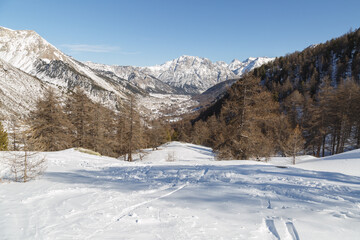 Vallée da la Clarée dans les Hautes-Alpes en France en hiver.