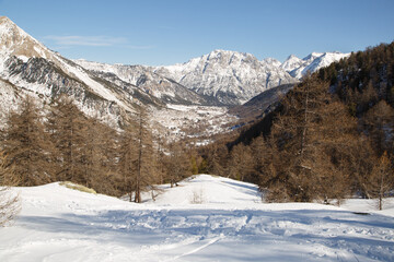 Fototapeta na wymiar Vallée da la Clarée dans les Hautes-Alpes en France en hiver.