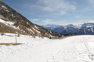 Fototapeta na wymiar Vallée da la Clarée dans les Hautes-Alpes en France en hiver.