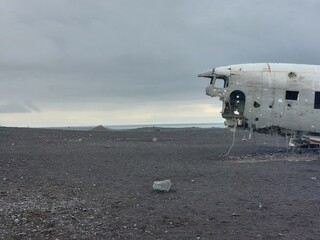 Flugzeugwrack an einem schwarzen Strand in Island