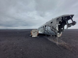 Flugzeugwrack an einem schwarzen Strand in Island