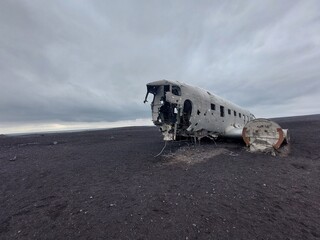 Fototapeta na wymiar Flugzeugwrack an einem schwarzen Strand in Island