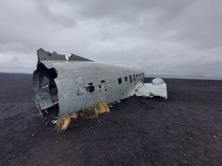 Flugzeugwrack an einem schwarzen Strand in Island