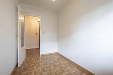 Fototapeta na wymiar Empty room with white wooden door with glass and wood-like sintasol floors