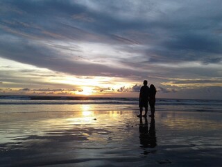Silhouette in love sunset sea
