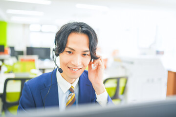 ヘッドセットをつけて営業をするインサイドセールスマン