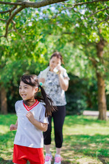 Obraz premium 外でランニングをするお母さんと子供