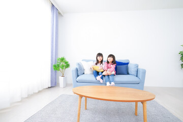 楽しく遊ぶ小さな女の子たち