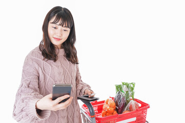 スーパーでキャッシュレス決済をする若い女性