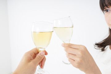 ワインを飲む若い女性