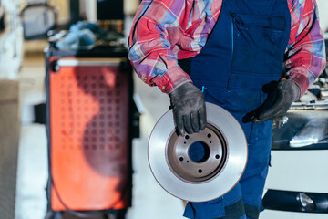 Unrecognizable mechanic hilding disks after restoration of brake disk.