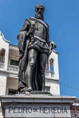 Fototapeta na wymiar Statue of Pedro de Heredia in the old center of Cartagena de Indias in Colombia, South America