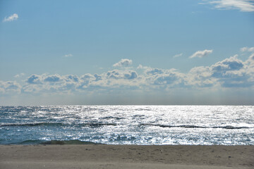 キラキラ眩しいドラマチックな冬の海