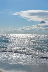 キラキラ眩しいドラマチックな冬の海