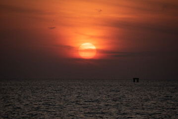 Obraz premium Sunrise in the sea at Phuket city.