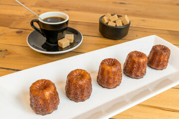 Le Cannelé, également écrit Canelé, est un petit gâteau en forme de cylindre originaire de Bordeaux, en Gironde (France)