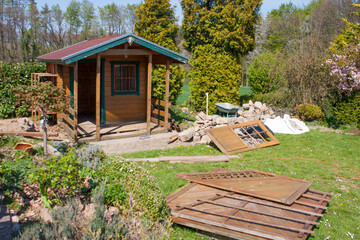 Frühjahr Renovierung im Garten, Abriss Gartenhäusschen und Sichtschutzwände