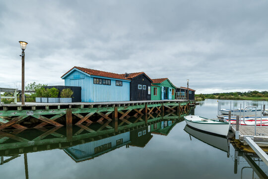 Ile d&rsquo;Ol&eacute;ron (Charente-Maritime, France), les cabanes color&eacute;es du port de la Salin&egrave;re