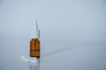 Spray nasal et médicament sur un fond blanc