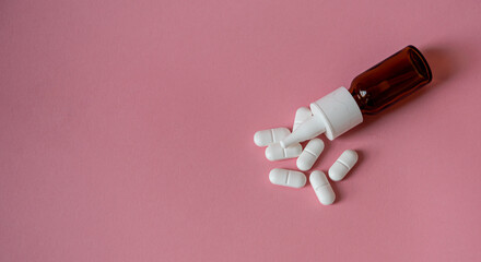 Spray nasal et médicament sur fond rose