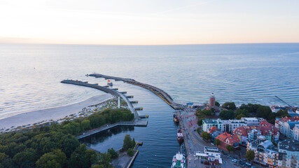 Wejście do portu, marina i latarnia morska w Kołobrzegu. 