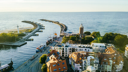 Wejście do portu, marina i latarnia morska w Kołobrzegu. 