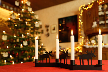 Weihnachtszimmer mit Rentier-Adventskerzen, Weihnachtsbaum und Weihnachtsbeleuchtung