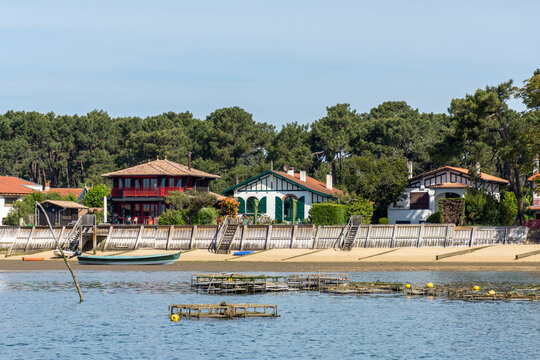 Bassin d’Arcachon (Gironde, France). Parc à huîtres et maisons en bord de mer au Cap Ferret