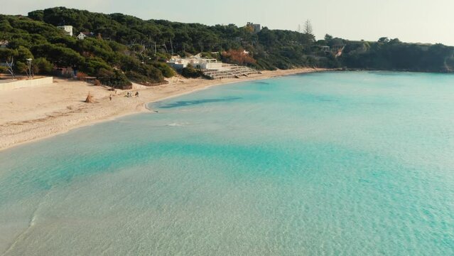 bellissima spiaggia con acqua cristallina e la pineta, Salento, Puglia, Lido Silvana, Marina di Pulsano, Taranto, Italy
