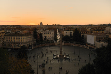 Fototapeta na wymiar Dalla splendida terrazza del Pincio a Roma un romantico tramonto su piazza del popolo ed il cupolone
