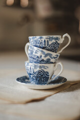 Set di tazzine da tè in porcellana appoggiate su fogli di giornale