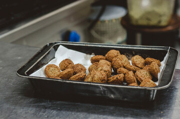 Primo piano di teglia con falafel
