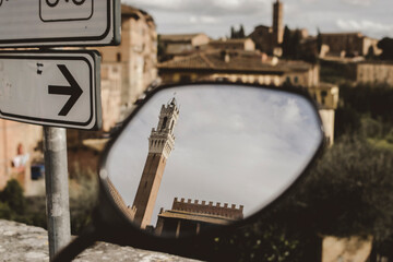 Riflesso in uno specchietto della torre del Mangia, piazza del campo a Siena