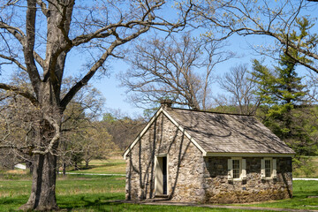 Plakat Exterior of Letitia Penn Schoolhouse a stone one-room schoolhouse at Valley Forge National Historical Park, Pennsylvania. 