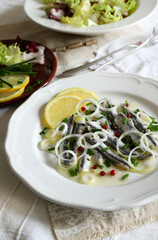 Filetti di sardine marinate in  piatto bianco. Filetti di sarda bianca. Frutti di mare sani.