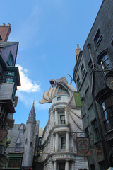 Fototapeta premium Orlando, FL, USA. August 15, 2016: Dragon at the top of the Gringotts Bank. Harry Potter World at Universal Studios