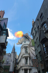 Naklejka premium Orlando, FL, USA. August 15, 2016: Dragon at the top of the Gringotts Bank. Harry Potter World at Universal Studios