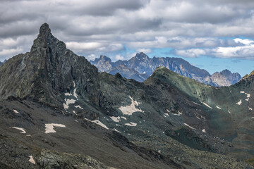 T&ecirc;te des Toilies , Massif du Chambeyron , Paysage du  Massif du Queyras en &eacute;t&eacute; . Hautes-Alpes