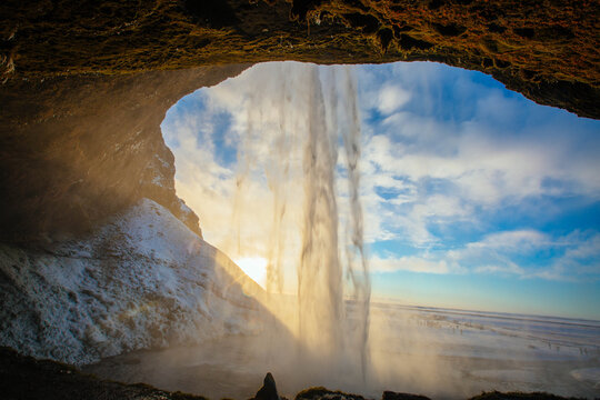 Island, Seljalandsfoss, Wasserfall im Winter mit Schnee