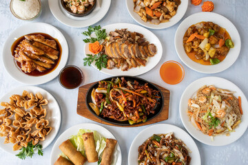 Mesa con diferentes platos de comida. Banquete de comida asiatica