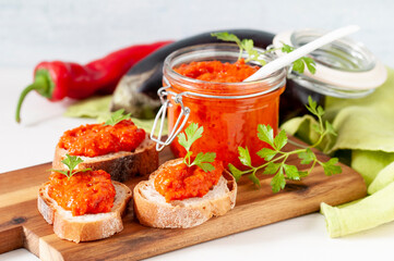 Mildes Ajvar im Weckglas und auf Brotscheiben