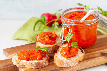 Mildes Ajvar im Weckglas und auf Brotscheiben