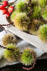 Maronen in einer Holzschale